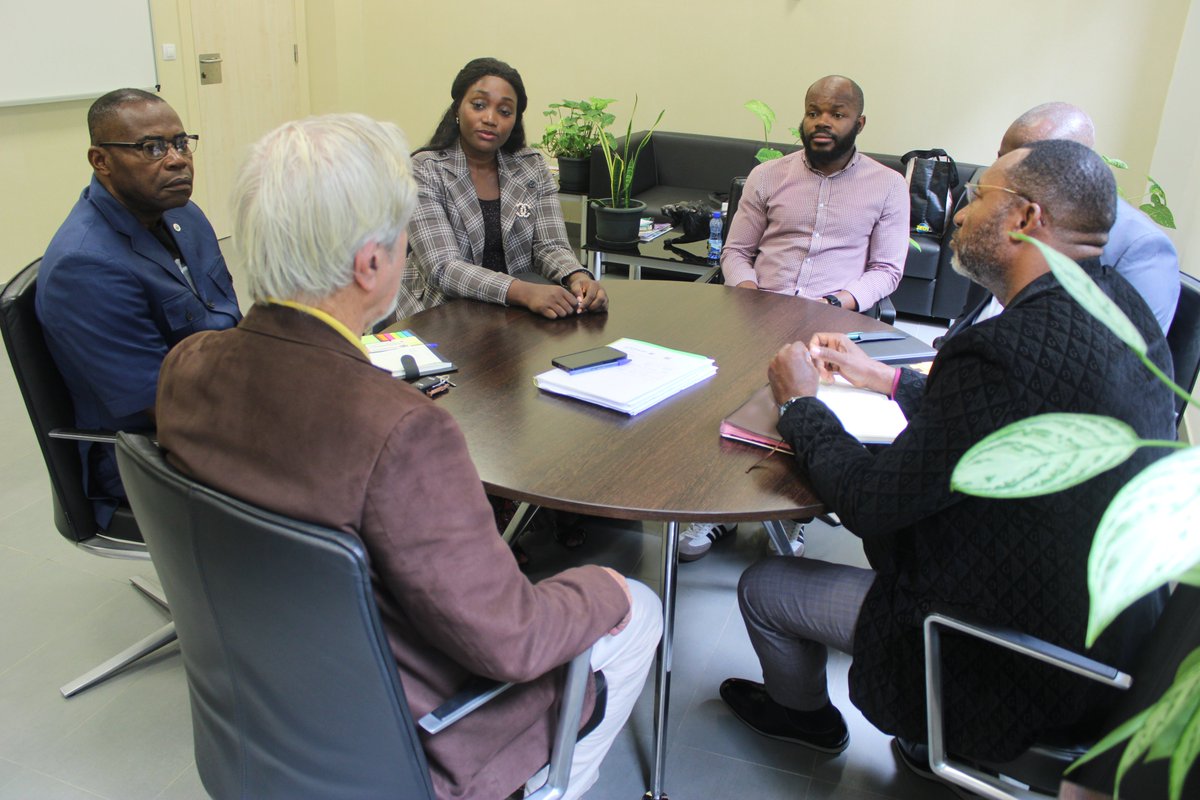 La #AAUCA ha recibido la visita de la representante de #Huawei, Oburu Janete Aurelie. Durante el encuentro ambas partes han abordado iniciativas conjuntas, fortalecer la formación de los estudiantes y ampliar los conocimientos de los profesores en el campo tecnológico.