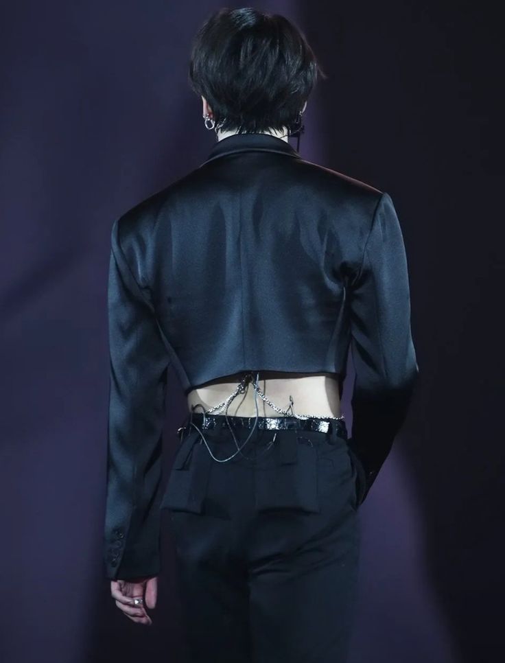 lilykoo33's tweet photo. "they're talking 
behind your back"          how's the view? https://t.co/UMAzVMFXgg