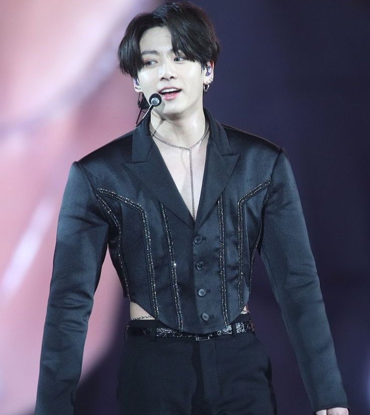 lilykoo33's tweet photo. "they're talking 
behind your back"          how's the view? https://t.co/UMAzVMFXgg