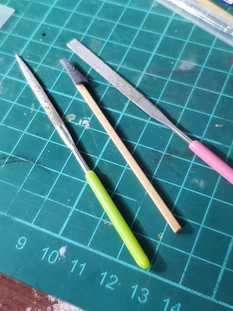 hirachi75's tweet image. 今制作中のフィギュアキット。台座の渦巻きが波打ち修正が大変そうだったので出力し直しサポート痕を根気よくヤスっていった。渦巻き自体は1パーツで入り組んでいる。電動ヤスリが入らない部分は極小ヤスリなどで隙間を通して地道に。積層痕は4～5回サフがけ。それでも消えない部分はサフを筆塗り。