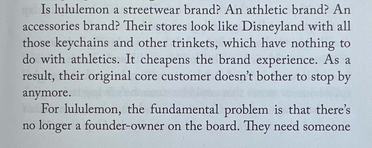 WSTAnalystApe's tweet photo. Lululemon 創辦人 Chip Wilson 早就預言品牌會走到今天這步。

被董事會踢出後，他對公司的轉變極度不滿，直指高層只顧數字、犧牲產品品質來討好華爾街，忽略品牌的創意靈魂。

他在回憶錄中直言不諱：
「Lululemon 已經忘了自己是誰，現在的它，活像 1998 年的 GAP。」 https://t.co/RxphN8akhK