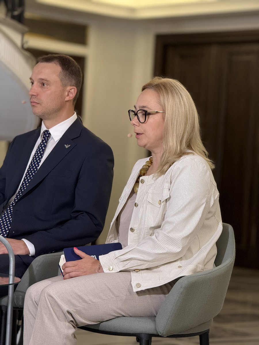 JakubZebrowski's tweet image. .@ZanetaSliwowska: Takie łowy w sejmie są na porządku dziennym. Nikt nie stroni w rozmowach od tematów ewentualnych zmian barw politycznych. Sytuacja jest dynamiczna.
@BMaslankiewicz: Zostaje Pani w Polsce 2050?
@ZanetaSliwowska: Zostaję. Przyjaźniąc się z Izabela Bodnar jako…