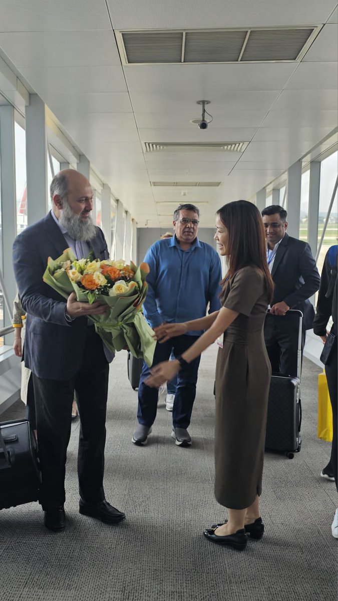 Arrived in Hanoi, Vietnam on an official visit to strengthen 🇵🇰🇻🇳 bilateral trade and economic cooperation. This marks the first high-level visit from Pakistan in 15 years. Looking forward to meaningful engagements with Vietnamese leadership and business community. #PakVietnam