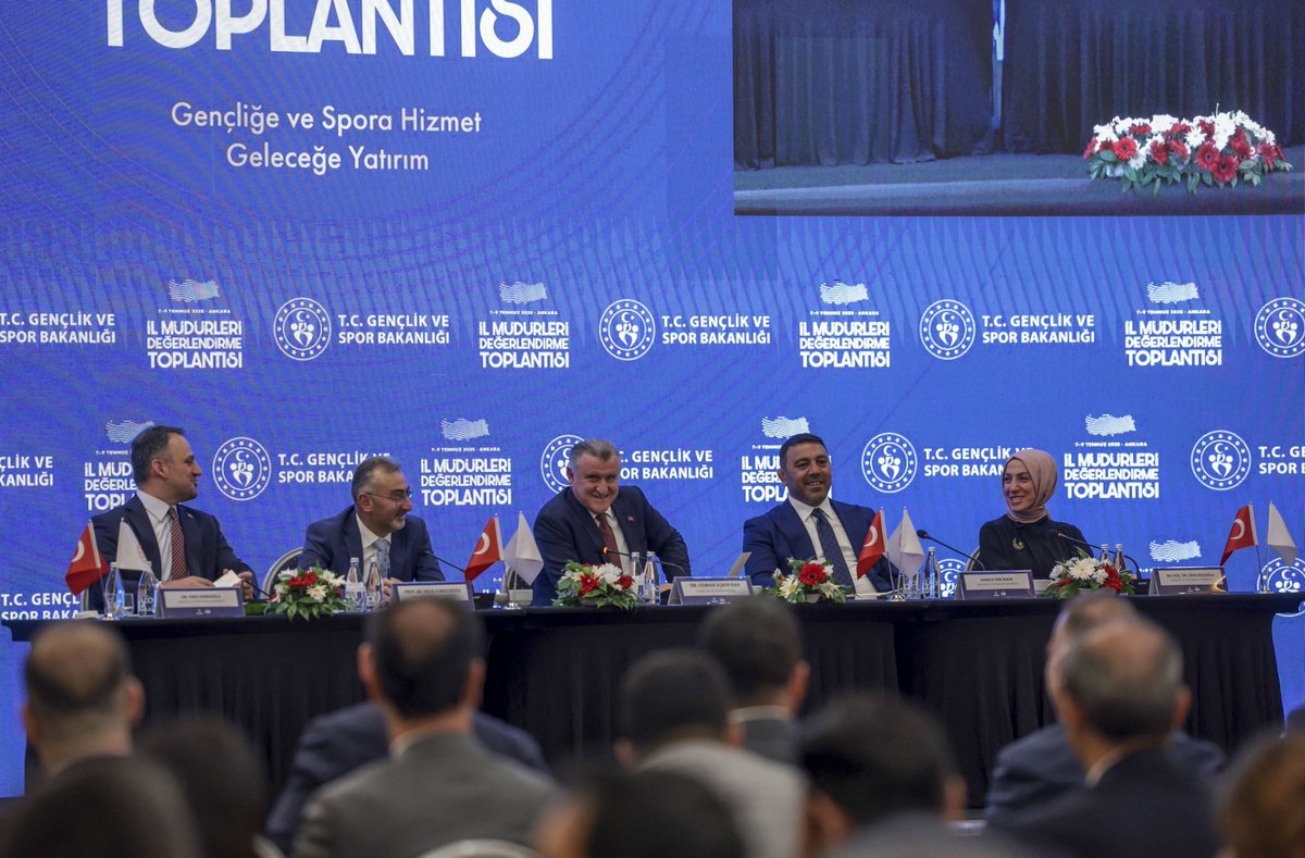 OA_BAK's tweet photo. 📍 GSB İl Müdürleri Değerlendirme Toplantısı • Ankara

81 il müdürlerimizle, dolu dolu geçen verimli bir toplantıyı geride bıraktık.

Ortak akıl ve tecrübe ile gençlerimiz, sporcularımız ve ülkemiz için hep birlikte çalışmaya, yeni hedeflere emin adımlarla ilerlemeye devam edeceğiz.

Yol arkadaşlarımıza teşekkür eder, başarılar dilerim.