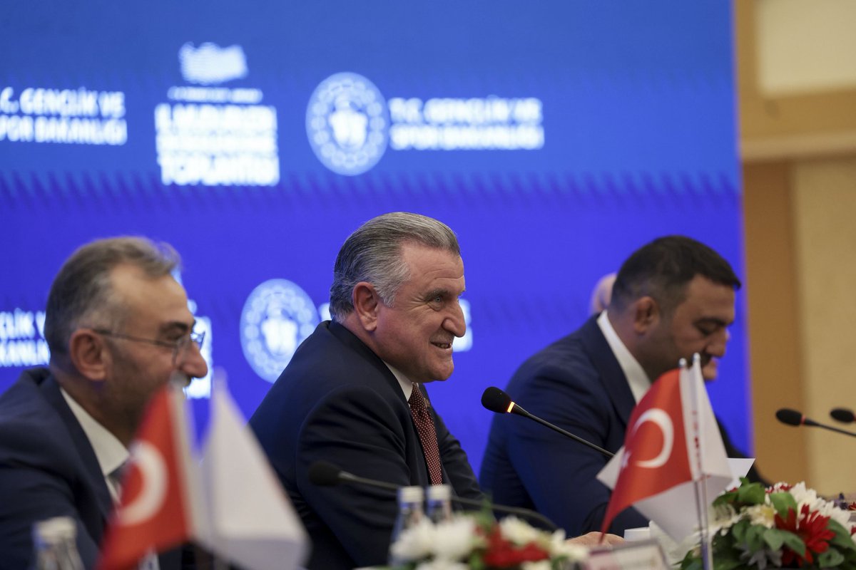 OA_BAK's tweet photo. 📍 GSB İl Müdürleri Değerlendirme Toplantısı • Ankara

81 il müdürlerimizle, dolu dolu geçen verimli bir toplantıyı geride bıraktık.

Ortak akıl ve tecrübe ile gençlerimiz, sporcularımız ve ülkemiz için hep birlikte çalışmaya, yeni hedeflere emin adımlarla ilerlemeye devam edeceğiz.

Yol arkadaşlarımıza teşekkür eder, başarılar dilerim.