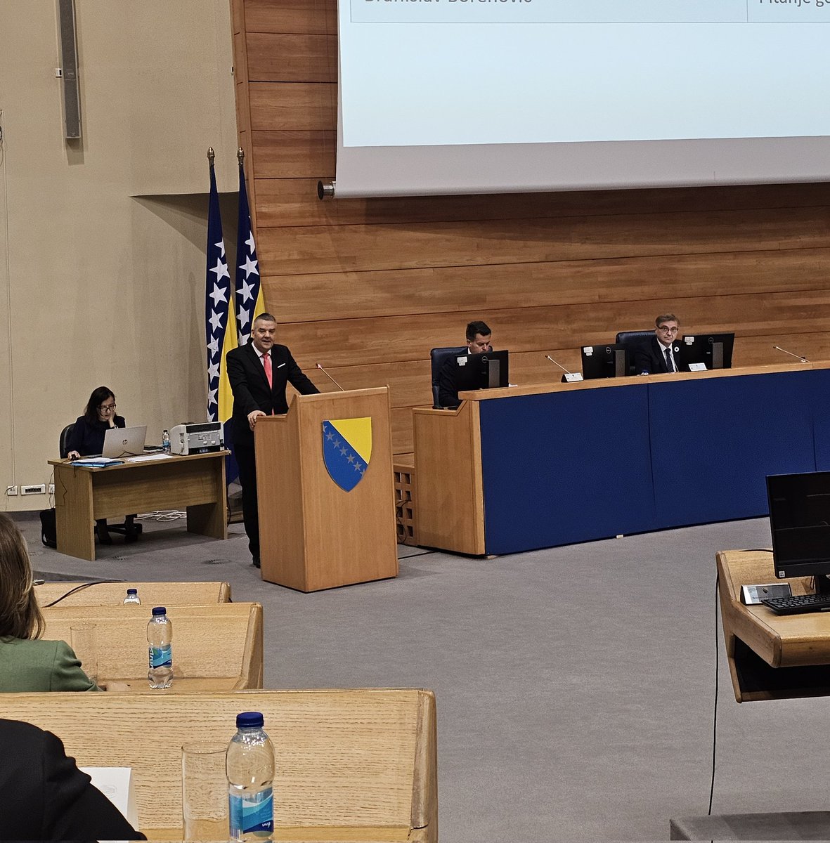 🟢 Zastupnički dom #PSBiH usvojio je u prvom čitanju izmjene i dopune Zakona o upravnom postupku.
Cilj: olakšati ostvarivanje prava strankama kroz digitalnu komunikaciju, video izjave i službeno prikupljanje dokumentacije – bez opterećenja za građane.
📲 Digitalizacija uprave i