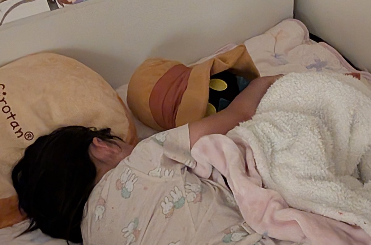 mighty_d0706's tweet image. A賞ビビ来たァァーーーーー!マジかよっしゃーー(※道中クイナ3被り)
持ち帰って早々、下の子による面接を受け、上の子の抱き枕になりました。
3人ともカワイイからヨシ!笑👉️