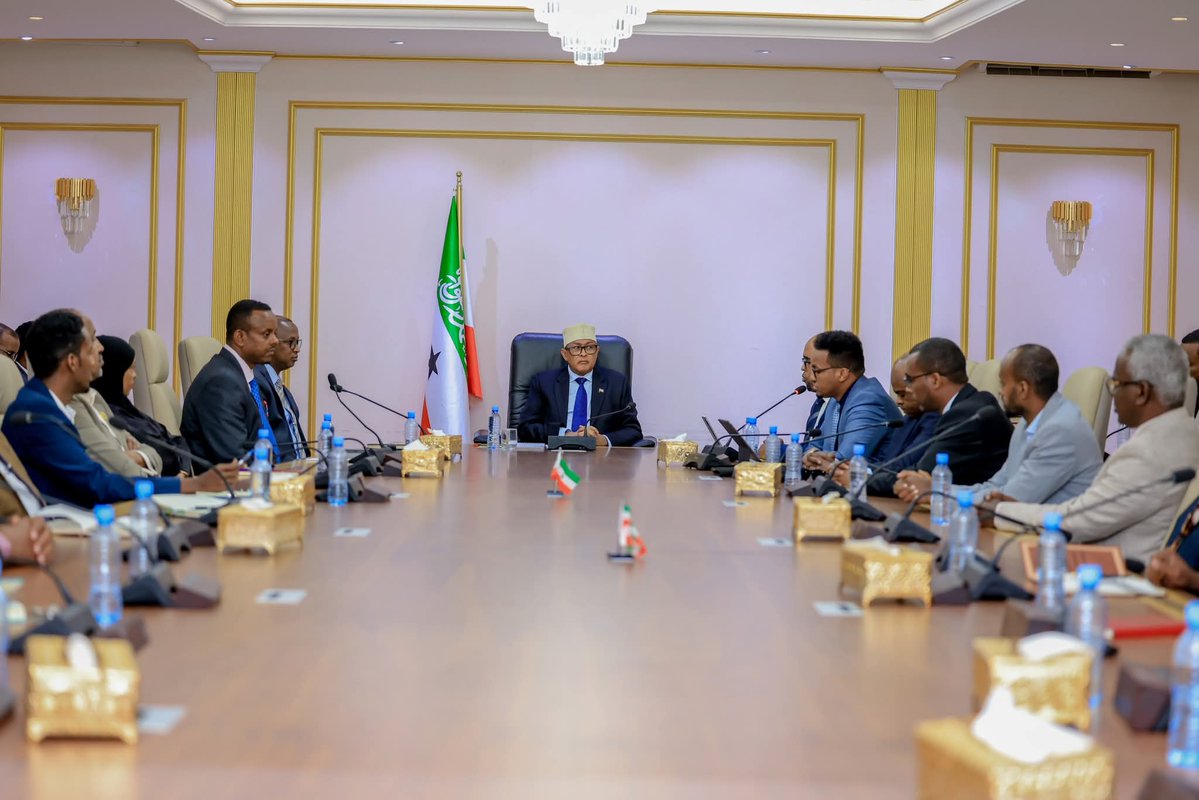 Presidencysl_'s tweet image. President Abdirahman Irro Conducts Review Meeting with Director Generals
The President of the Republic of Somaliland, His Excellency Dr. Abdirahman Mohamed Abdillahi (Irro), today convened a quarterly strategic meeting with the Director Generals of all Ministries and…