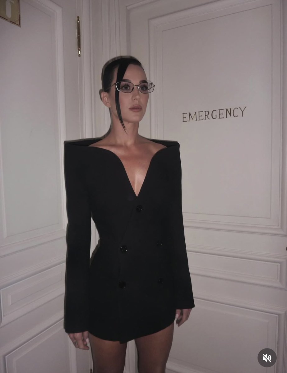 lonewolfperry's tweet photo. her best look of the year https://t.co/xcqRtudwia