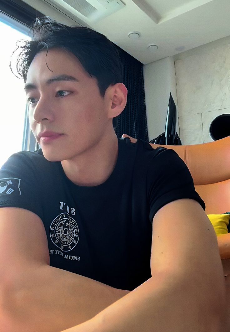 lilykoo33's tweet photo. "they're talking 
behind your back"          how's the view? https://t.co/8xJFP23mmm