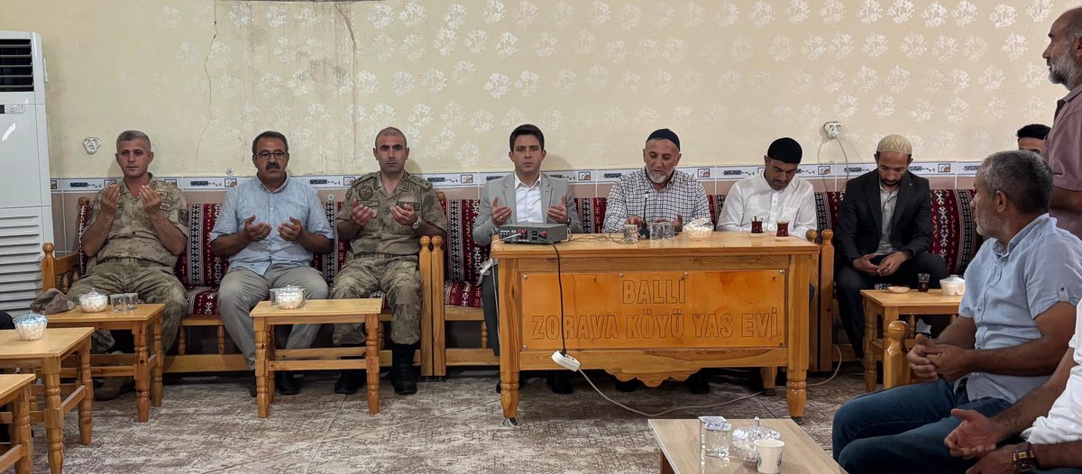 T.C. Derik Kaymakamlığı (@derikkaymakam) on Twitter photo 📍 Ballı Taziye Evi
Kaymakamımız <a href="/yemrebayrakli/">Yunus Emre Bayraklı</a>, Tutar Ailesinin taziyesine katıldı.
Merhuma Allah’tan rahmet, ailesi başta olmak üzere tüm yakınlarına ve sevenlerine sabırlar diliyoruz.
<a href="/TC_icisleri/">T.C. İçişleri Bakanlığı</a>
<a href="/Mardin_Valiligi/">Mardin Valiliği</a>
<a href="/iletisim/">T.C. İletişim Başkanlığı</a> 📍 Ballı Taziye Evi
Kaymakamımız <a href="/yemrebayrakli/">Yunus Emre Bayraklı</a>, Tutar Ailesinin taziyesine katıldı.
Merhuma Allah’tan rahmet, ailesi başta olmak üzere tüm yakınlarına ve sevenlerine sabırlar diliyoruz.
<a href="/TC_icisleri/">T.C. İçişleri Bakanlığı</a>
<a href="/Mardin_Valiligi/">Mardin Valiliği</a>
<a href="/iletisim/">T.C. İletişim Başkanlığı</a>