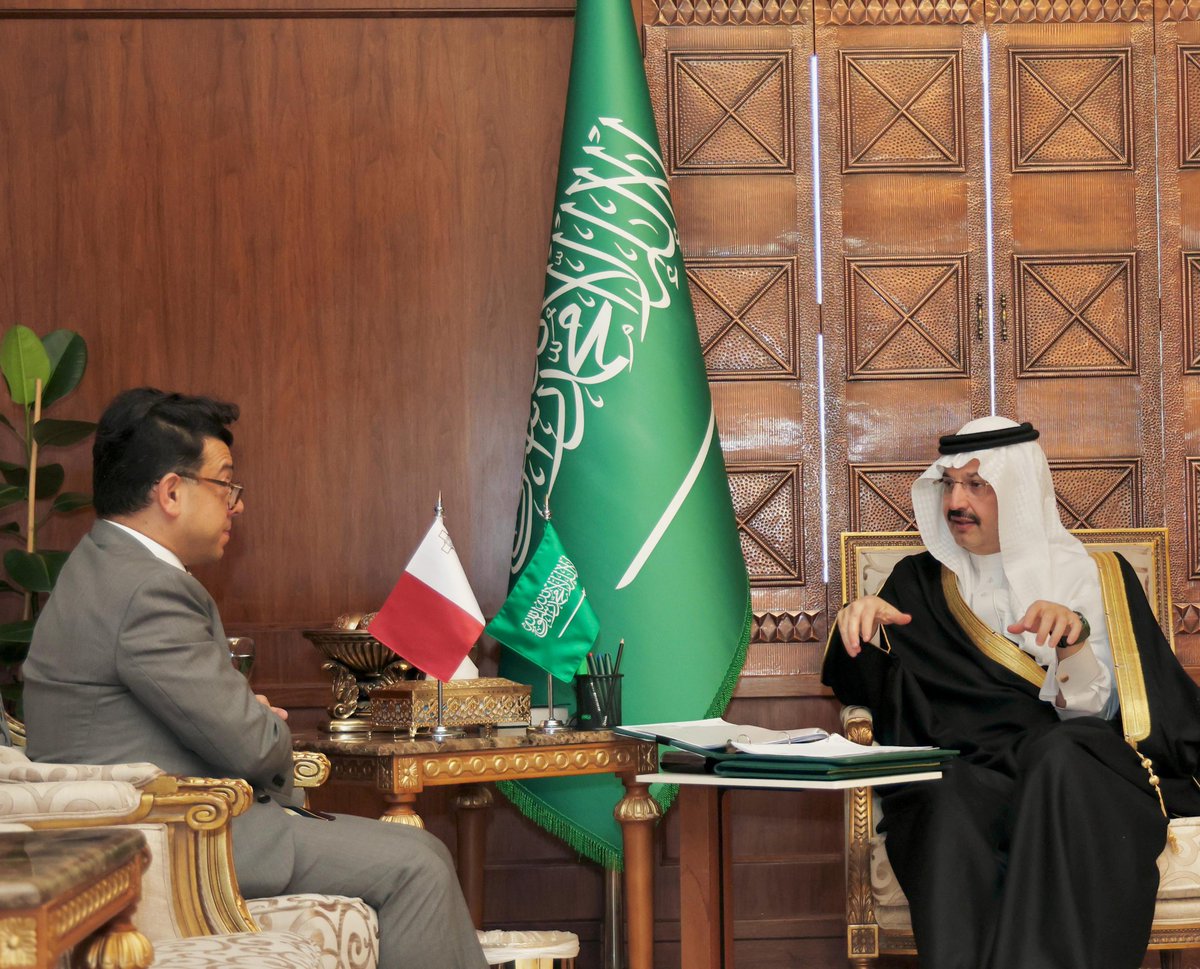الأمير #تركي_بن_طلال يستقبل في مكتبه بديوان الإمارة، سفير جمهورية مالطا لدى المملكة كليف آكويلينا، والوفد المرافق له. 
وجرى خلال الاستقبال تبادل الأحاديث الودية والموضوعات ذات الاهتمام المشترك.