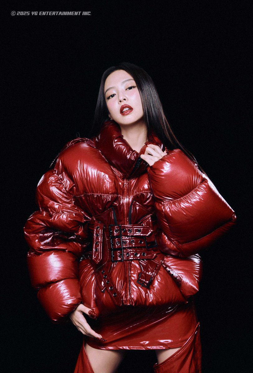 acervojenniekim's tweet image. ela finalmente aceitou que vermelho é a cor dela 🎉🎉🎉