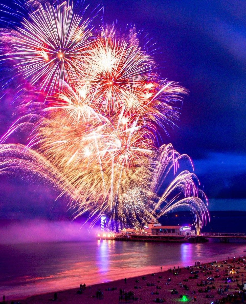 🗞NEWS JUST IN!🎇 Bournemouth Friday Fireworks ARE BACK FOR 2025!  Be prepared to be dazzled by these much loved Summer Bournemouth Friday Firework displays (east of Bournemouth Pier) every Friday at 10pm from Fri 25 July til Fri 29 August 2025!🎆

bournemouth.co.uk/news/bournemou… 👀