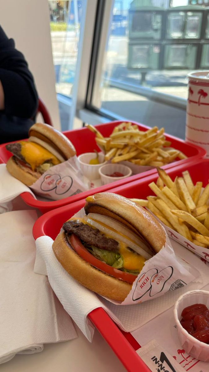✨ Life’s about balance — one green smoothie, one juicy burger.
Because strong women lift… extra fries 🍟😁
#CheatMealQueen #LunchGoals #FoodieLife #SelfCareOnAPlate #TreatYoSelf