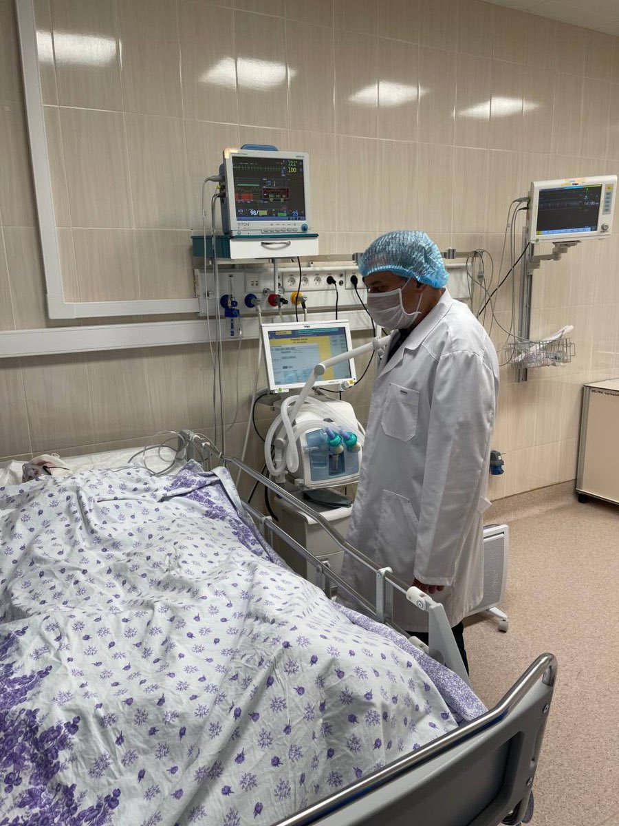 Пятилетний мальчик, раненый во время налёта украинских беспилотников в Курске, умер по дороге в Москву

Антом М. вместе с мамой был на пляже во время удара БПЛА и получил осколочные ранения, а также ожоги 30% тела. Во время транспортировки в Москву мальчик, по словам губернатора