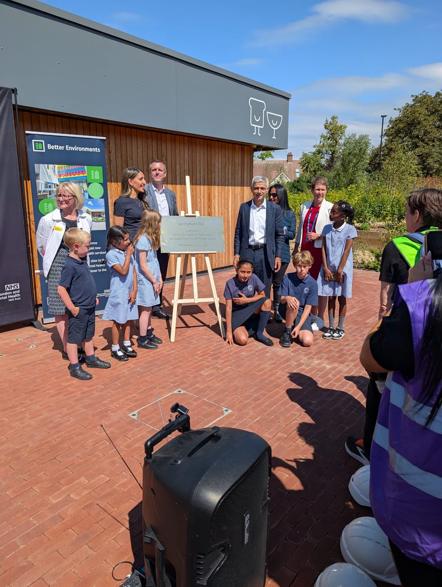 CllrSimonHogg's tweet image. A lovely day to officially open Springfield Park in Tooting with @SadiqKhan and @DrRosena.
This beautiful new 32-acre park is the largest in London since the 2012 Olympics.
Great to see the cafe, amphitheatre & play areas - and to plant one of the 700 new trees 🌳