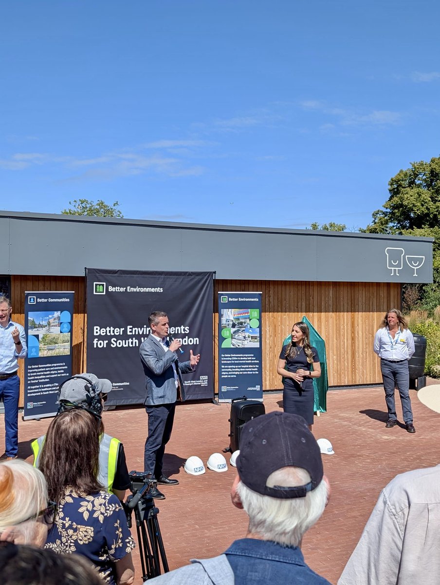 CllrSimonHogg's tweet image. A lovely day to officially open Springfield Park in Tooting with @SadiqKhan and @DrRosena.
This beautiful new 32-acre park is the largest in London since the 2012 Olympics.
Great to see the cafe, amphitheatre & play areas - and to plant one of the 700 new trees 🌳