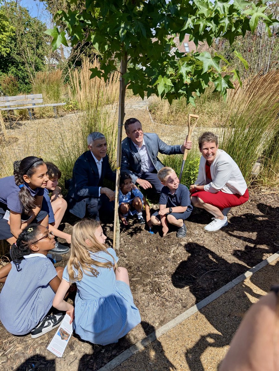 CllrSimonHogg's tweet image. A lovely day to officially open Springfield Park in Tooting with @SadiqKhan and @DrRosena.
This beautiful new 32-acre park is the largest in London since the 2012 Olympics.
Great to see the cafe, amphitheatre & play areas - and to plant one of the 700 new trees 🌳