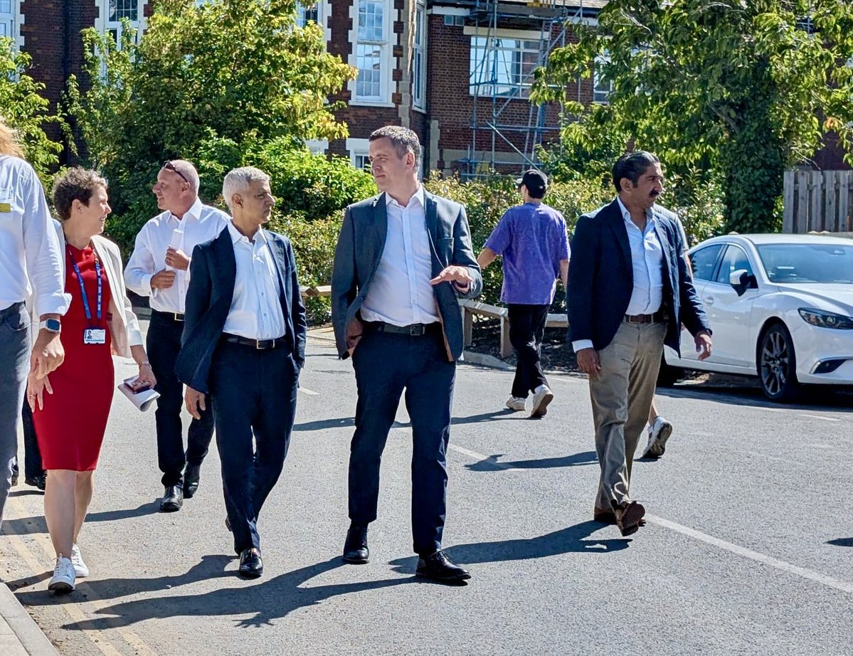 CllrSimonHogg's tweet image. A lovely day to officially open Springfield Park in Tooting with @SadiqKhan and @DrRosena.
This beautiful new 32-acre park is the largest in London since the 2012 Olympics.
Great to see the cafe, amphitheatre & play areas - and to plant one of the 700 new trees 🌳