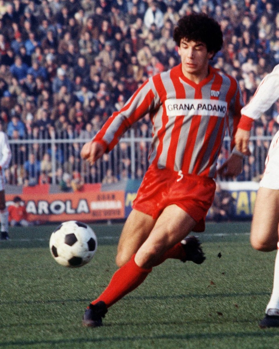 Un Campione. Un uomo speciale. 

Partito dalla Serie C, dalla "tua" Cremona, per scrivere pagine di una carriera unica e straordinaria, oggi avresti spento 61 candeline.

Per sempre nei nostri cuori, Gianluca 💜

#Vialli