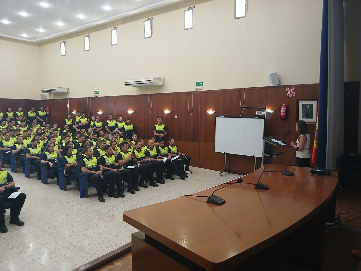 FIN DE CURSO | Despedida del alumnado de la LIV Promoción de Ingreso en los Cuerpos de la #PolicíaLocalAndalucía. Finalizada su fase de formación presencial, los alumnos se han incorporado a las prácticas que realizarán en 60 municipios de Andalucía. ¡Buena suerte!