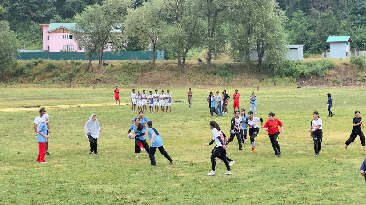 Rugby roars in Baramulla! Nadihal RC takes the Boys Final crown defeating Tujjar RC in a high-octane face-off. A spectacular end to the Rugby finals! 🏉🔥 #VarmulGindo #RugbyFinals2025