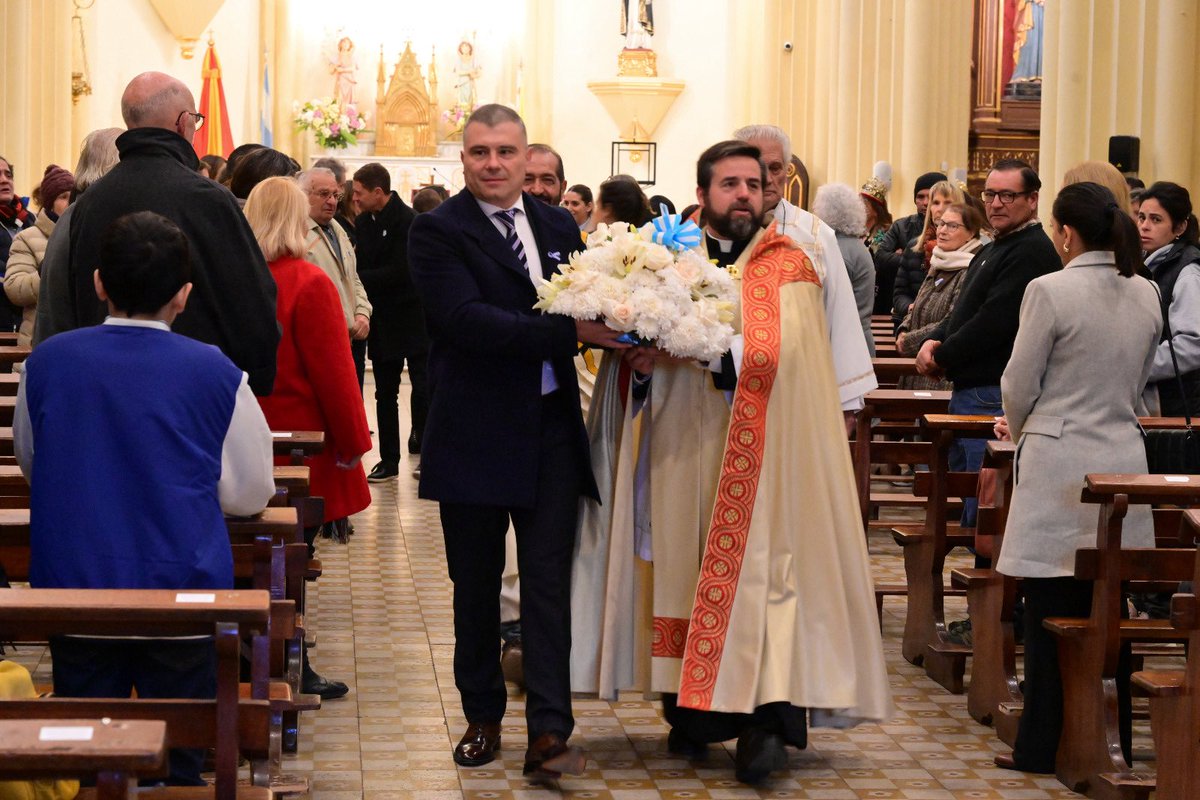 diegocostarelli's tweet photo. Participamos del tradicional #Tedeum junto al Padre Horacio y vecinos en la Basílica San Vicente Ferrer, dando inicio a los festejos por el 9 de julio 🇦🇷 https://t.co/t1T734EKLx