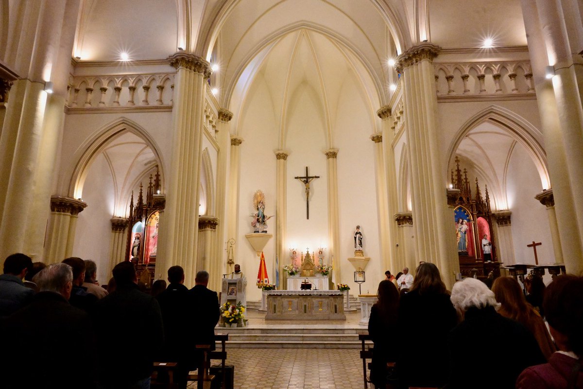 diegocostarelli's tweet photo. Participamos del tradicional #Tedeum junto al Padre Horacio y vecinos en la Basílica San Vicente Ferrer, dando inicio a los festejos por el 9 de julio 🇦🇷 https://t.co/t1T734EKLx
