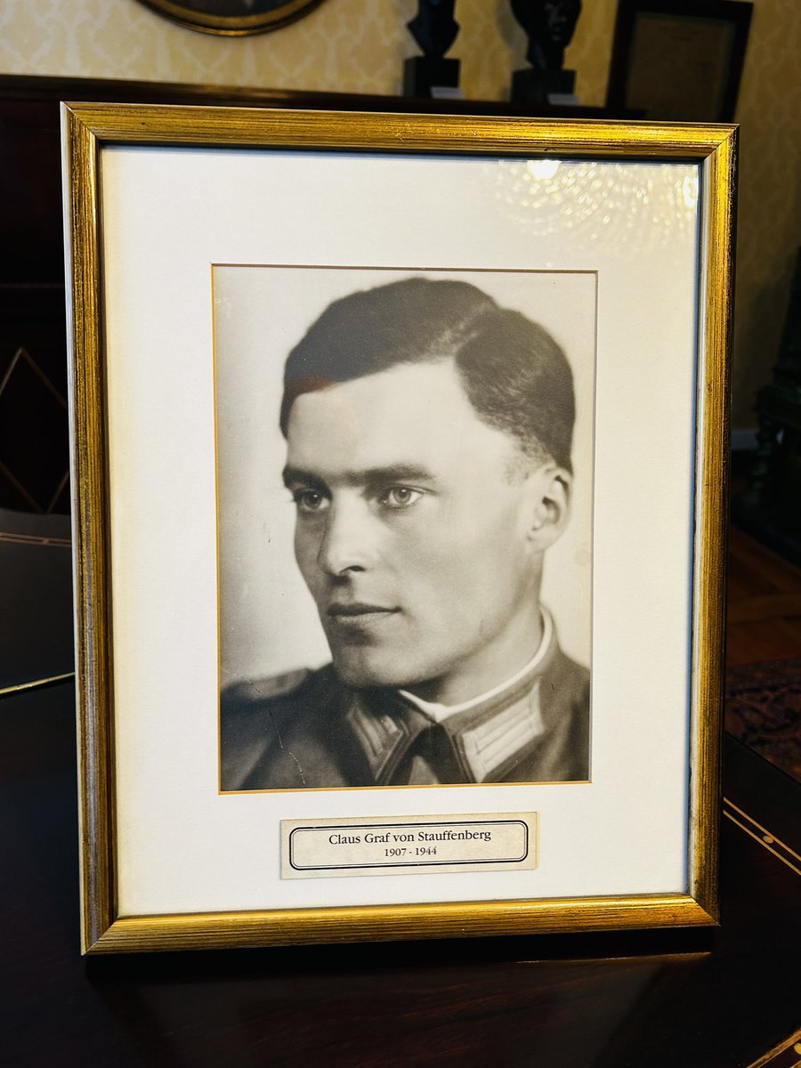 gwolf's tweet image. Déplacement en Allemagne pour des recherches généalogiques au château du colonel Claus von Stauffenberg, cerveau de l'attentat raté contre Hitler en 1944 (opération Walkyrie). #genealogie #genealogistefamilialprofessionnel   #stauffenbergschloss  #albstadt
