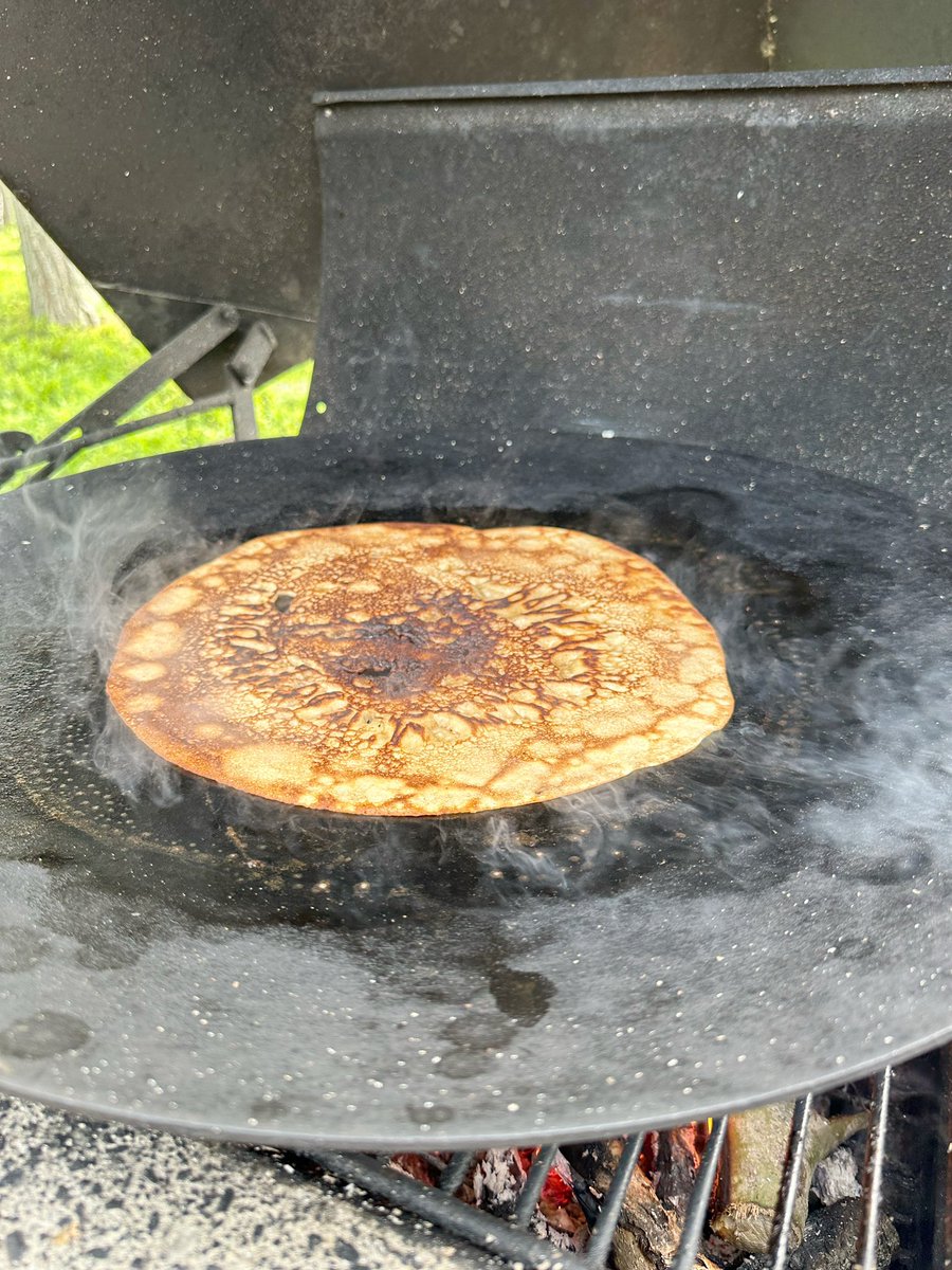 soile_lahti's tweet image. Kun on urakalla tehnyt puu- ja pihahommia mökillä, aidot yläsavolaiset muurinpohjaletut on aivan ansaittu.