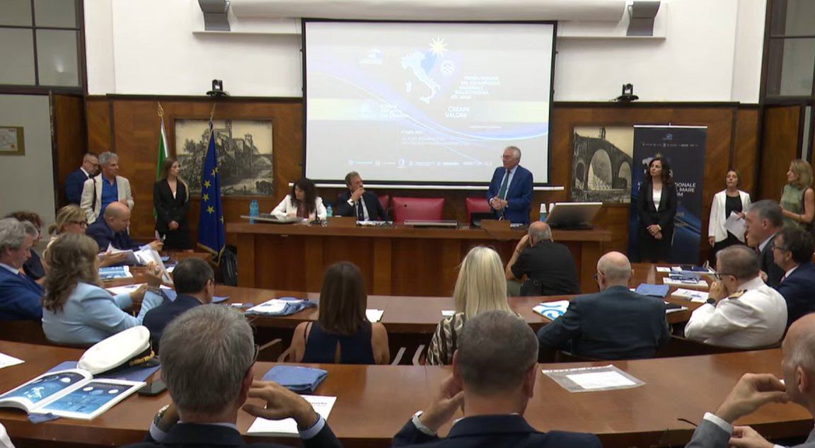 unioncamere's tweet photo. L'intervento introduttivo del presidente di #Unioncamere Andrea Prete al #BlueForum in corso al @mimit_gov: "La #BlueEconomy si caratterizza non solo per il contributo crescente allo sviluppo dell’intera economia nazionale, ma anche per la vivacità imprenditoriale. Tra 2022 e 2024 le #imprese sono cresciute del 2% a fronte di una contrazione della base complessiva del 2,4%. È anche una economia più inclusiva dal punto di vista territoriale, perché in termini di valore aggiunto complessivo incide nel #Mezzogiorno per il 15,5% sul totale dell’economia a fronte di un dato medio italiano dell’11,3%, malgrado al #Sud ci sia una minore capacità di attivare gli altri settori della filiera rispetto al resto del Paese. A fronte di questi risultati si confermano le difficoltà nel reperimento della forza lavoro rispetto alle altre imprese, in particolare per le
#competenze di tipo tecnico e per quelle trasversali. Da ciò la tradizionale attenzione posta dal #sistemacamerale all’irrobustimento della delle filiere del settore e allo sviluppo delle #risorseumane”.