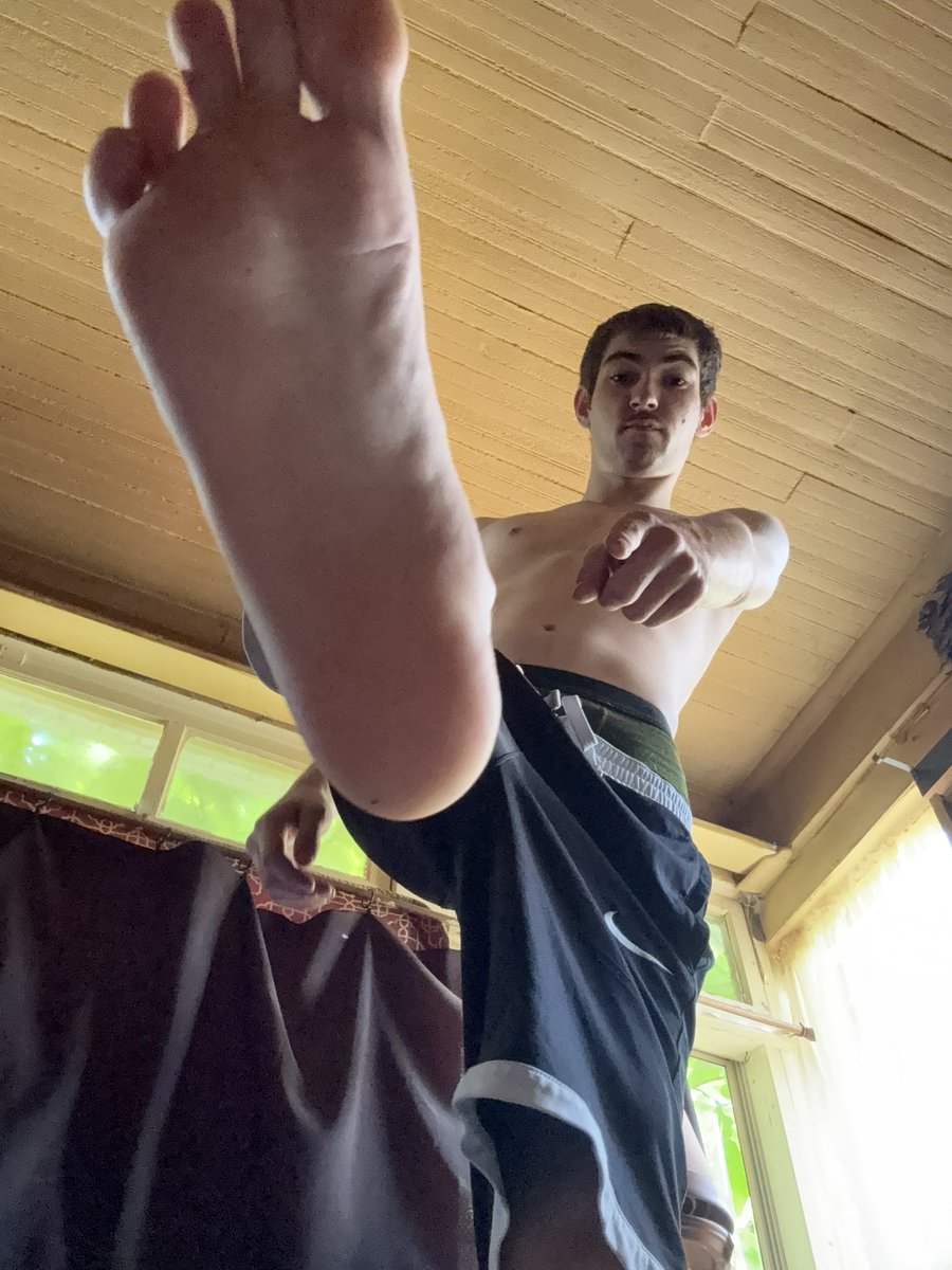 MasterDrake9's tweet image. I stand above all pathetic losers bow down and place itself where it belongs 
#cashmaster #findom #footslave #atm #cashslave