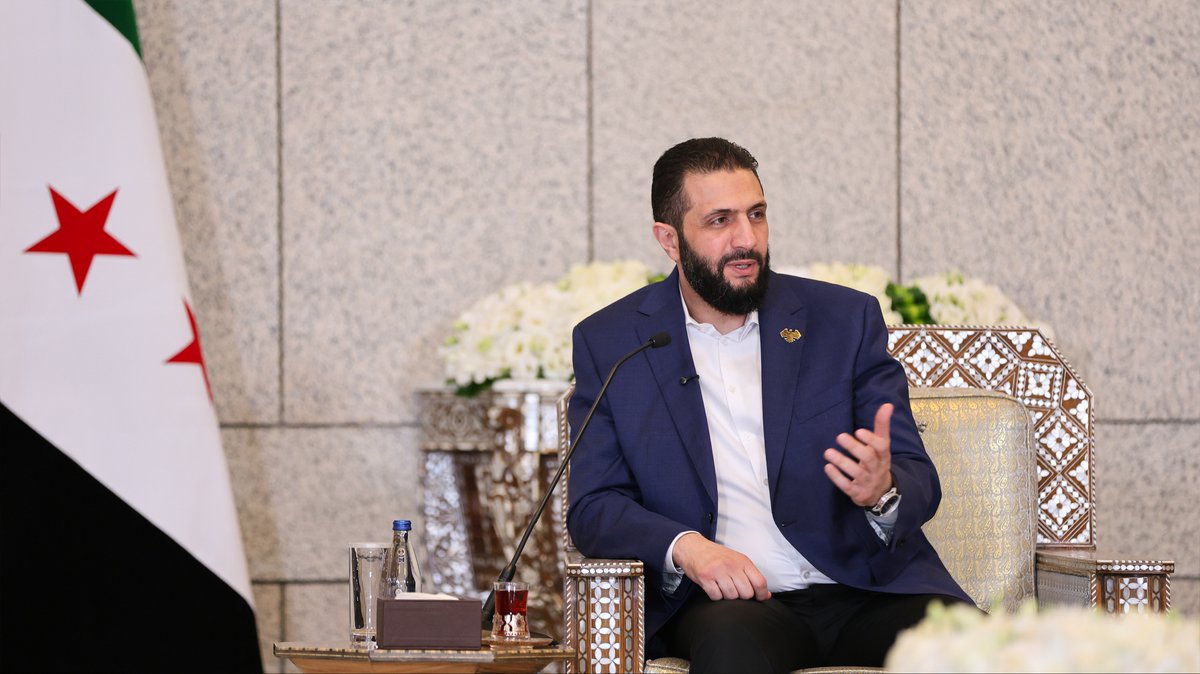 SyPresidency's tweet image. التقى رئيس الجمهورية العربية السورية السيد أحمد الشرع، مجموعة من فريق تصميم الهوية البصرية الجديدة للجمهورية العربية السورية، مشيداً بجهودهم المتميزة وإسهامهم في إنجاز هذا المشروع الوطني.
#رئاسة_الجمهورية_العربية_السورية