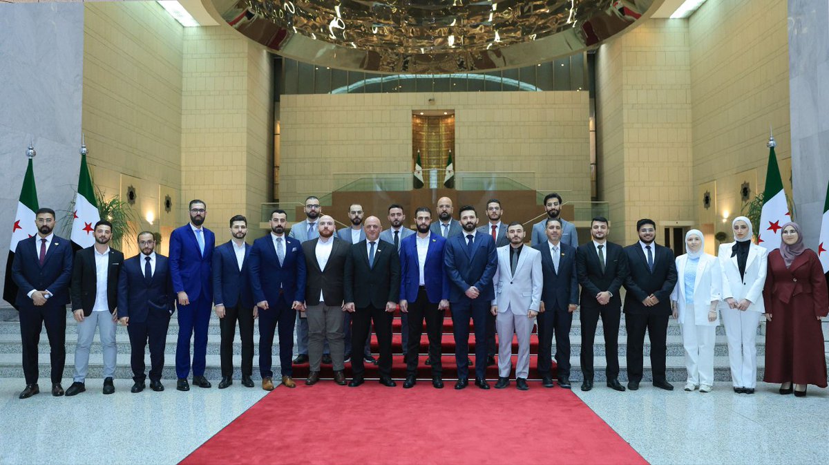 SyPresidency's tweet image. التقى رئيس الجمهورية العربية السورية السيد أحمد الشرع، مجموعة من فريق تصميم الهوية البصرية الجديدة للجمهورية العربية السورية، مشيداً بجهودهم المتميزة وإسهامهم في إنجاز هذا المشروع الوطني.
#رئاسة_الجمهورية_العربية_السورية