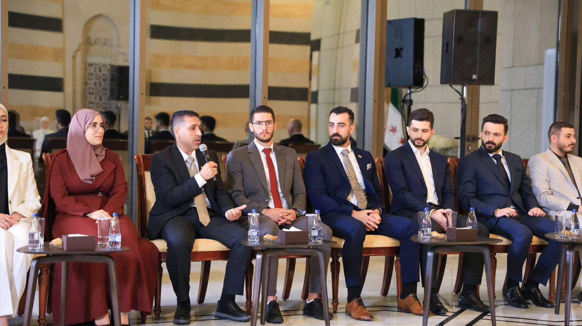 SyPresidency's tweet image. التقى رئيس الجمهورية العربية السورية السيد أحمد الشرع، مجموعة من فريق تصميم الهوية البصرية الجديدة للجمهورية العربية السورية، مشيداً بجهودهم المتميزة وإسهامهم في إنجاز هذا المشروع الوطني.
#رئاسة_الجمهورية_العربية_السورية