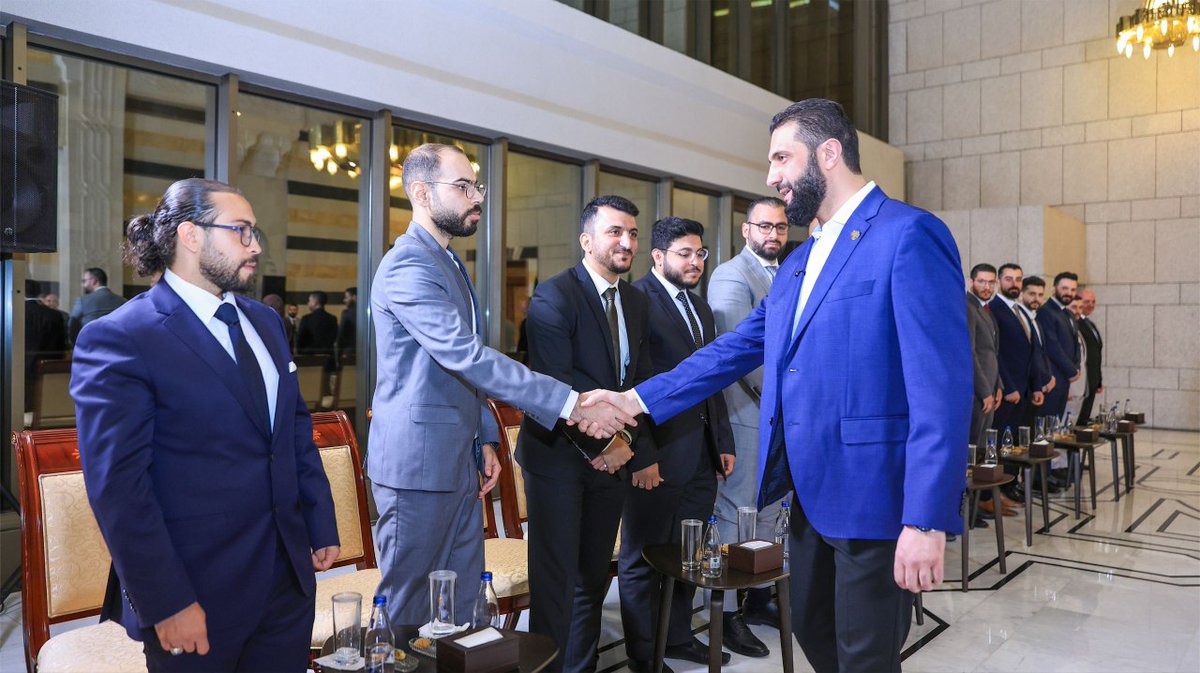 SyPresidency's tweet image. التقى رئيس الجمهورية العربية السورية السيد أحمد الشرع، مجموعة من فريق تصميم الهوية البصرية الجديدة للجمهورية العربية السورية، مشيداً بجهودهم المتميزة وإسهامهم في إنجاز هذا المشروع الوطني.
#رئاسة_الجمهورية_العربية_السورية