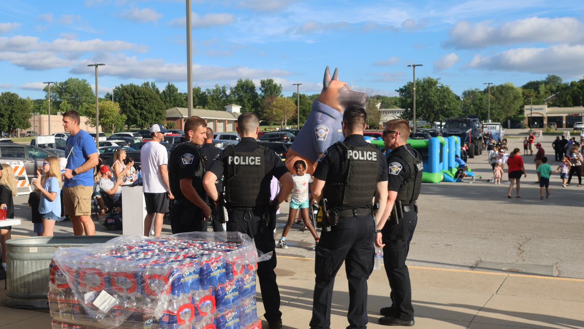 shawneeKSpolice's tweet image. It's almost time for National Night Out 2025 in Shawnee!
Join officers for this year’s National Night Out at the Thomas A. Soetaert Aquatic Center at 13805 Johnson Drive on Tuesday, August 5, from 5:00 to 8:00 p.m.
Mark your calendar. We hope to see you there for a great night…