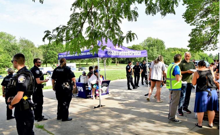 shawneeKSpolice's tweet image. It's almost time for National Night Out 2025 in Shawnee!
Join officers for this year’s National Night Out at the Thomas A. Soetaert Aquatic Center at 13805 Johnson Drive on Tuesday, August 5, from 5:00 to 8:00 p.m.
Mark your calendar. We hope to see you there for a great night…
