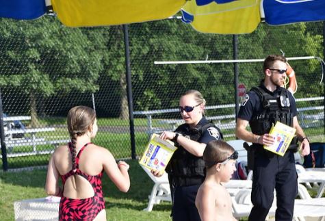 shawneeKSpolice's tweet image. It's almost time for National Night Out 2025 in Shawnee!
Join officers for this year’s National Night Out at the Thomas A. Soetaert Aquatic Center at 13805 Johnson Drive on Tuesday, August 5, from 5:00 to 8:00 p.m.
Mark your calendar. We hope to see you there for a great night…