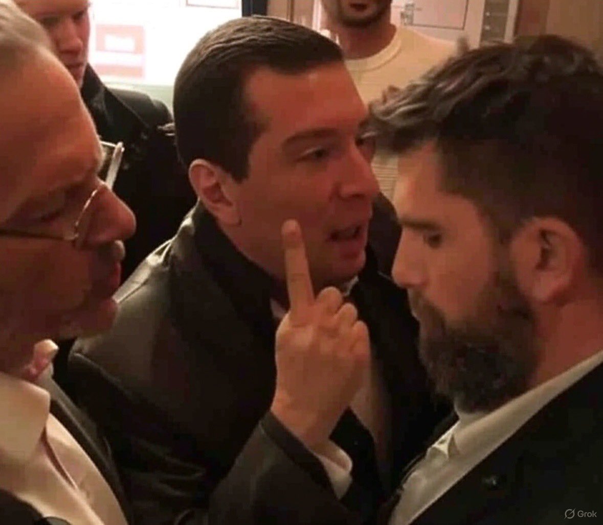 Image exclusive de Bardella ce matin devant le siège du RN hurlant : « la République, c’est moi » à un policier.