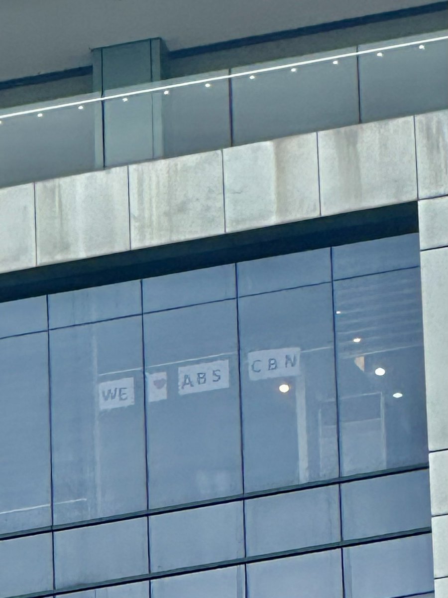 Sa katapat na building habang nagkukumpulan ang mga Kapamilya sa Center Road