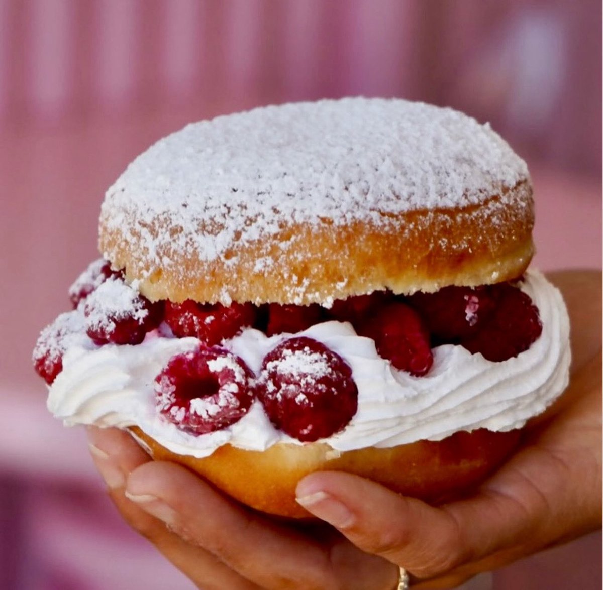 "Fill It " Friday Presents 👇🏻 {July 11th} 
Raspberries N Cream 🔥. 
 
Tag a Berry lover 🤘❤️

~ Our yeast donut sliced and stuffed with whipped vanilla buttercream topped with fresh raspberries and topped with powdered sugar. 

Limit 8 per person! See you @ the shop!