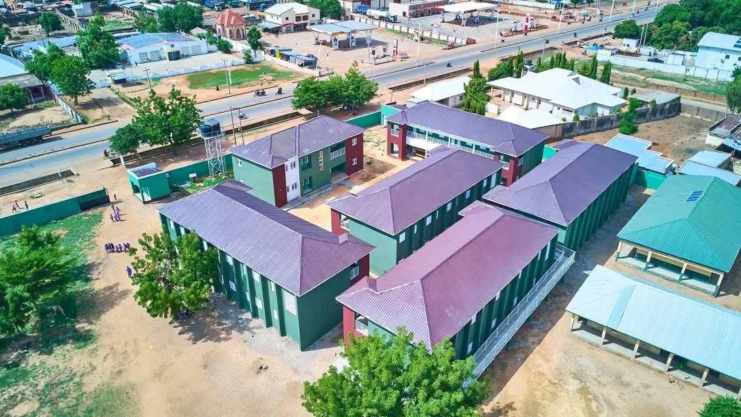 SenBalaMohammed's tweet image. As part of my administration’s continued commitment to strengthening basic education in Bauchi State, I have upgraded Yagana Lawal Primary School in Azare, Katagum Local Government Area.
The school now features newly renovated classrooms, additional blocks, modern furniture, and…