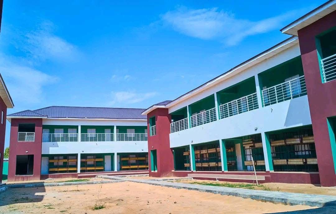 SenBalaMohammed's tweet image. As part of my administration’s continued commitment to strengthening basic education in Bauchi State, I have upgraded Yagana Lawal Primary School in Azare, Katagum Local Government Area.
The school now features newly renovated classrooms, additional blocks, modern furniture, and…