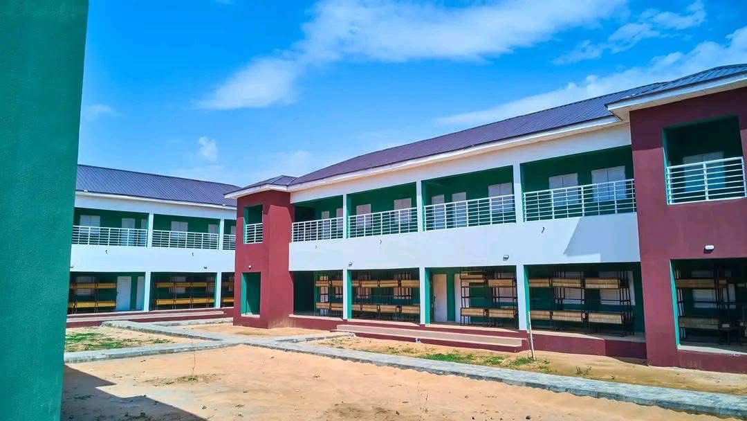 SenBalaMohammed's tweet image. As part of my administration’s continued commitment to strengthening basic education in Bauchi State, I have upgraded Yagana Lawal Primary School in Azare, Katagum Local Government Area.
The school now features newly renovated classrooms, additional blocks, modern furniture, and…