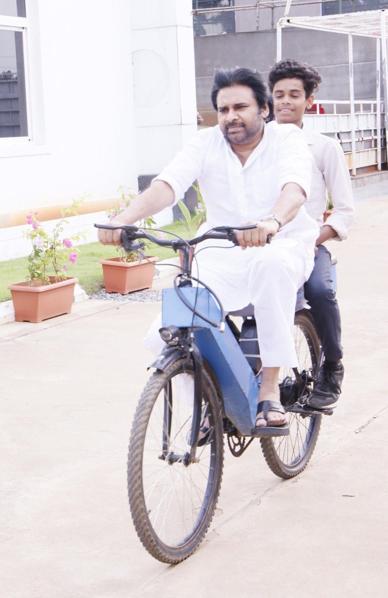 పసివాడు పవన్ కళ్యాణ్ అయ్యాడు.. ❤️