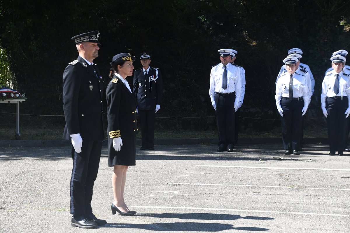 #JournéeDeLaPoliceNatinale I Tous les personnels étaient réunis pour célébrer et honorer la <a href="/PoliceNationale/">Police nationale</a>. 
Cérémonie présidée par Mme Séguin <a href="/Prefet38/">Préfète de l'Isère 🇨🇵🇪🇺</a> 
▶️Remise de décorations et hommage aux #Policiers morts en mission.
▶️Présentation des métiers de la <a href="/PoliceNationale/">Police nationale</a>