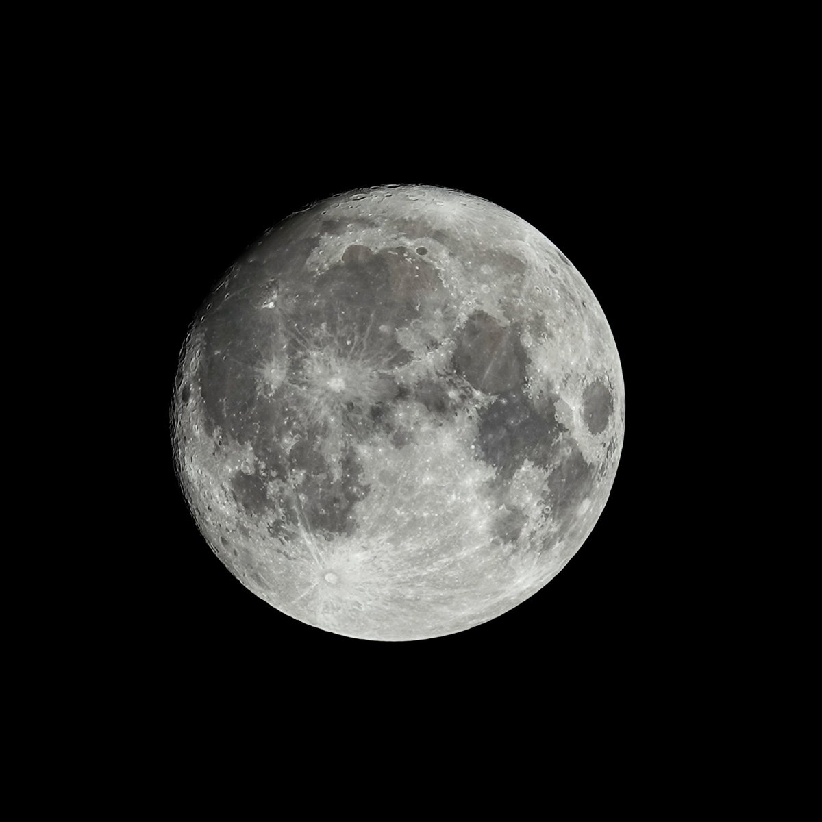 chobi_2000's tweet image. 少し薄雲がかかっているけど月が綺麗だったのでコンデジで撮影🌕️
おやすみなさい〜
DSC-RX10M4