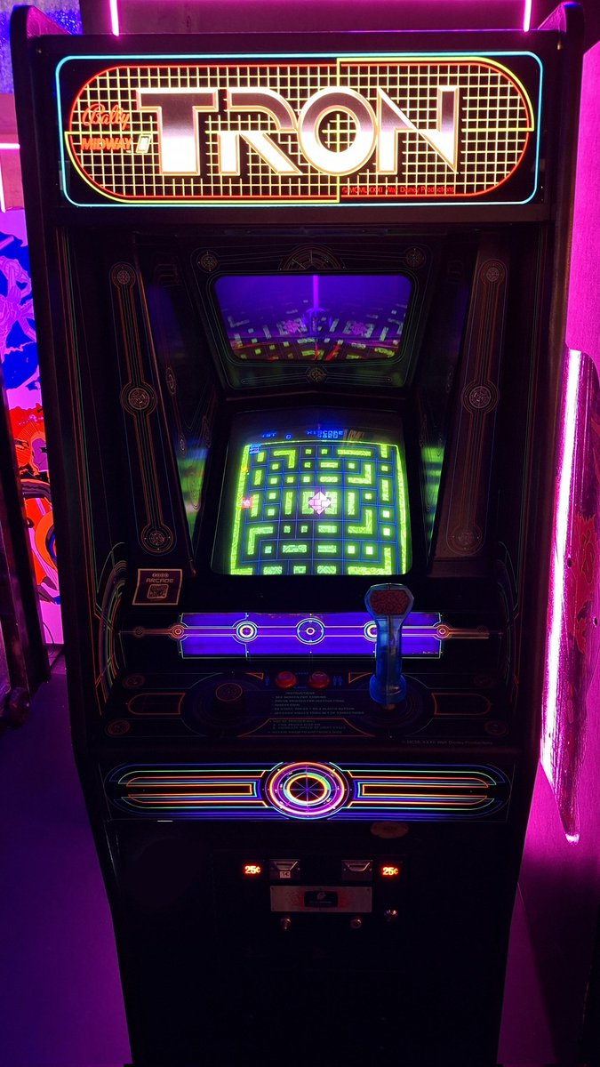 zooo_es's tweet photo. Hoy se cumple el 43 aniversario de la recreativa de Midway, TRON, basada en la película de culto y neones a diestro y siniestro, TRON, del mismo año (y mes)
Al final resultó que la recreativa les hizo más dinero a la saga que la propia película, recaudando más de 10 millones de dólares más que su hermana de la gran pantalla, al menos dentro de EEUU
En ZOOO Arcade somos fieles creyentes que la luz puede vencer a los MCP de la rutina diaria, vente y ponte a prueba contra el sistema

Puedes reservar tu entrada online en:
👉 https://t.co/eZQSJKXCwA
O venir directamente al Centro Comercial ABC Serrano, ¡te esperamos!